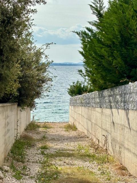 Okolica Zadra - stanovanje z vrtom 150 m od morja