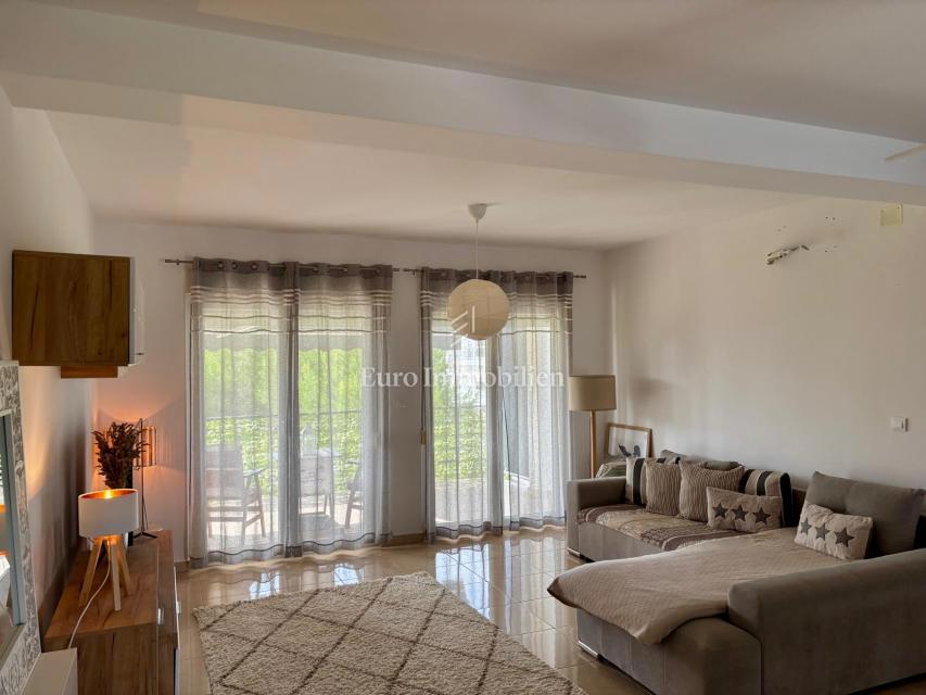 Okolica Zadra - stanovanje z vrtom 150 m od morja