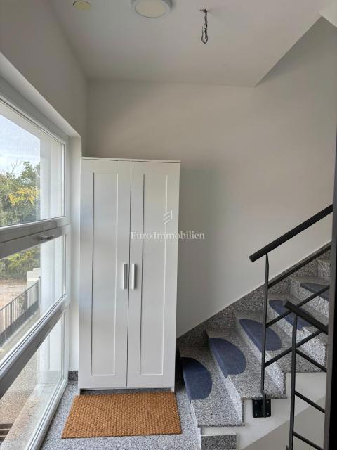 Okolica Zadra - stanovanje z vrtom 150 m od morja