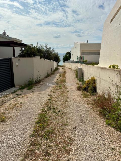 Okolica Zadra - stanovanje z vrtom 150 m od morja