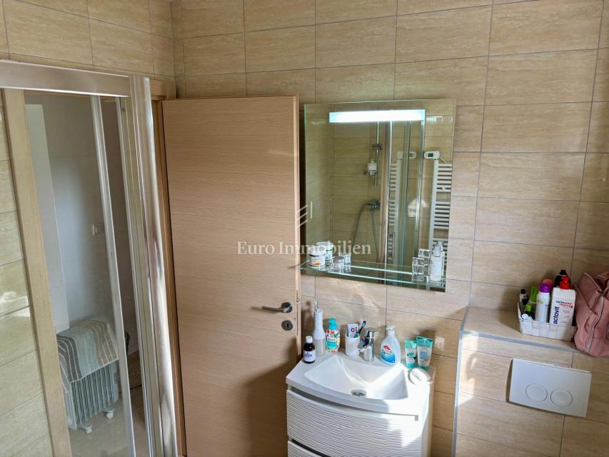 Okolica Zadra - stanovanje z vrtom 150 m od morja