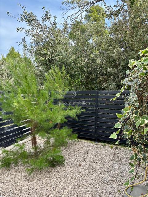 Okolica Zadra - stanovanje z vrtom 150 m od morja