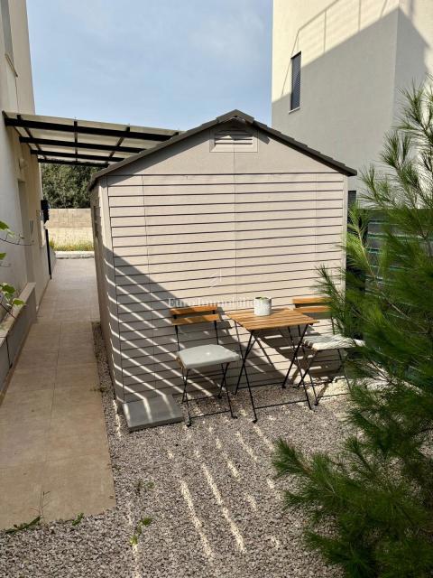 Okolica Zadra - stanovanje z vrtom 150 m od morja