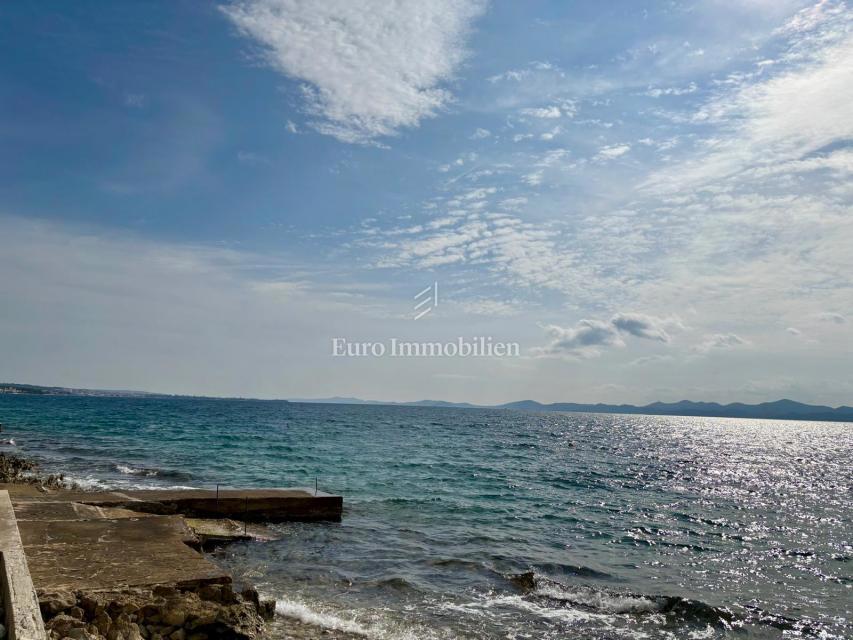 Okolica Zadra - stanovanje z vrtom 150 m od morja