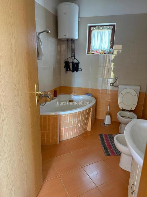 Dvojček hiše s poslovnim prostorom in garažo - Viškovo