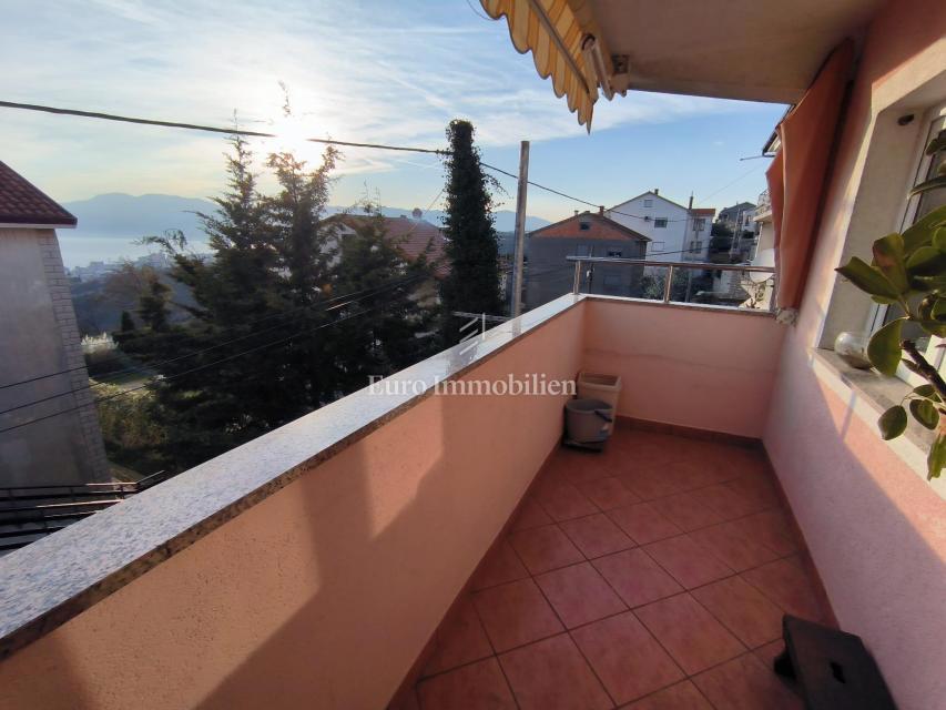 Drenova - stanovanje z 2 balkonoma, vrtom in parkiriščem