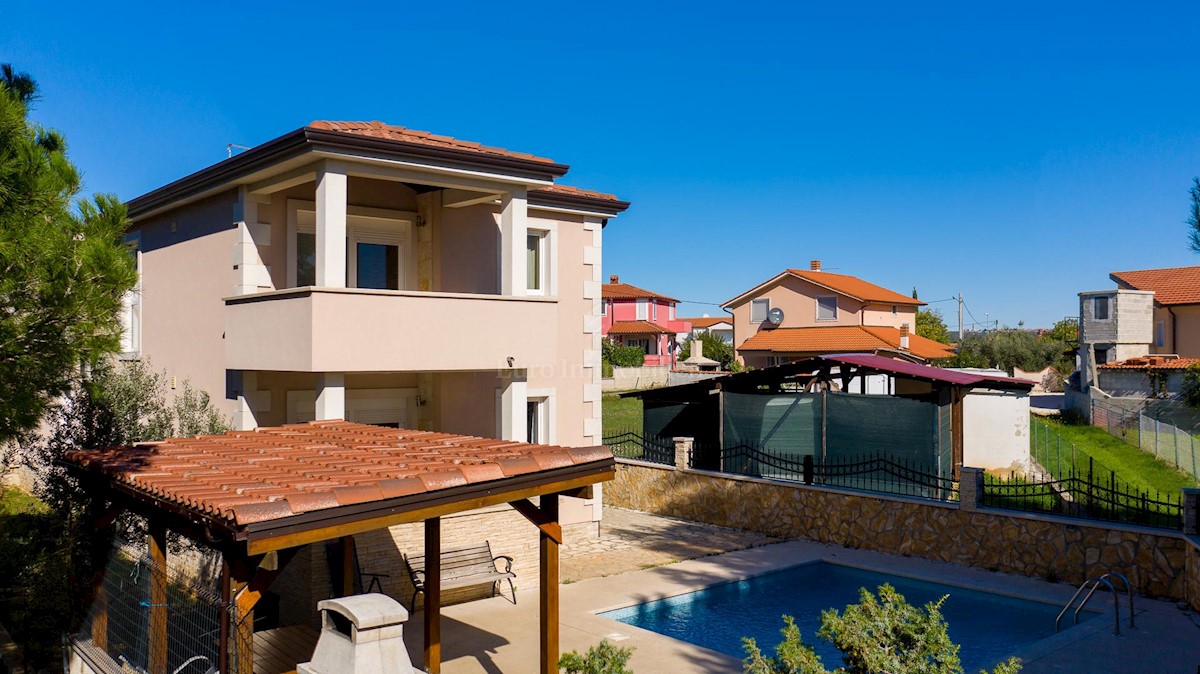 Apartmanska kuća s bazenom, Fažana