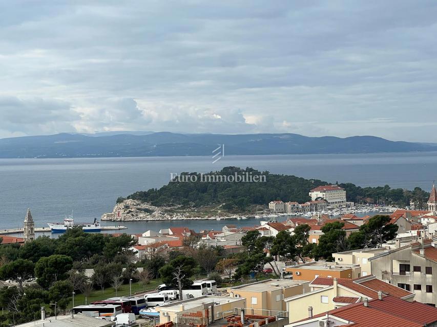 Dvonadstropno stanovanje nad centrom Makarske s panoramskim razgledom