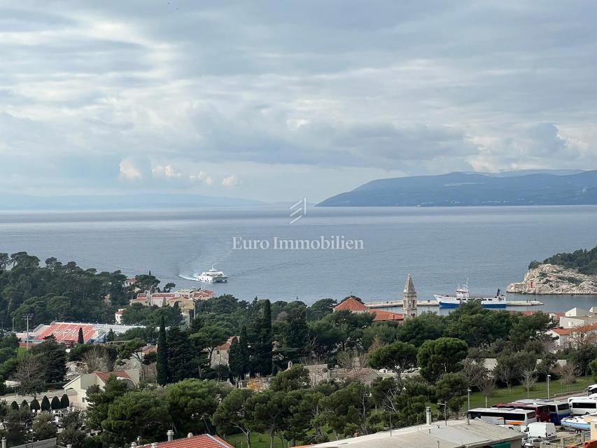 Dvonadstropno stanovanje nad centrom Makarske s panoramskim razgledom