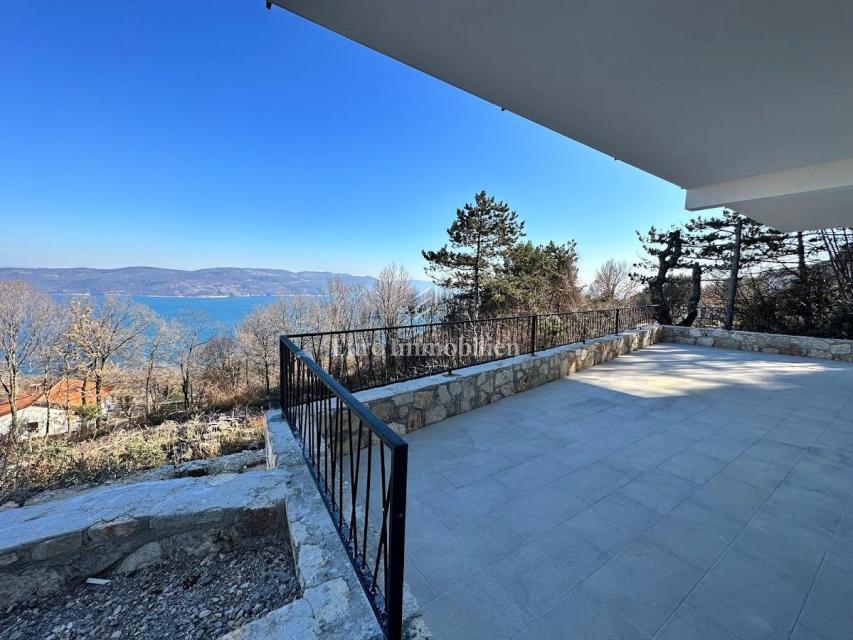 Moderna hiša s pogledom na celoten Kvarner