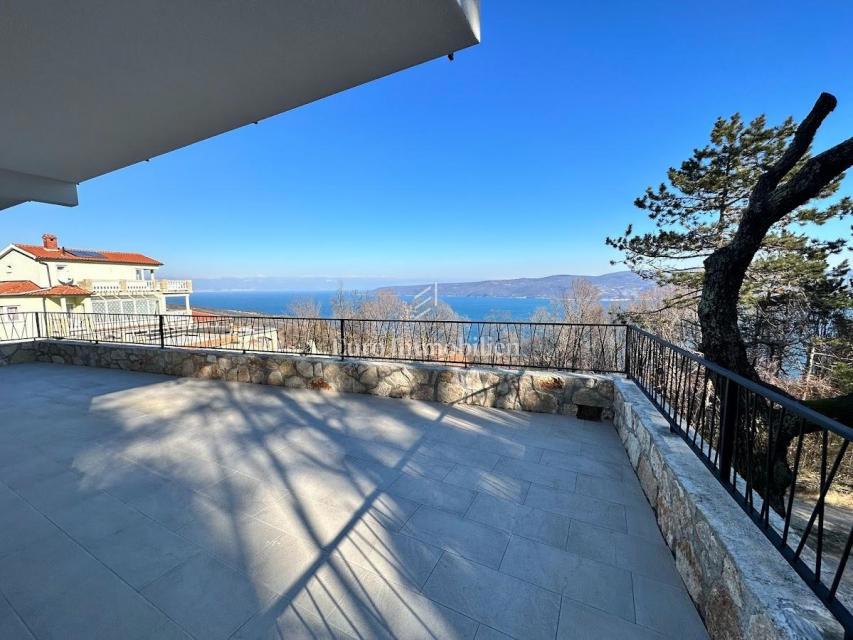 Moderna hiša s pogledom na celoten Kvarner