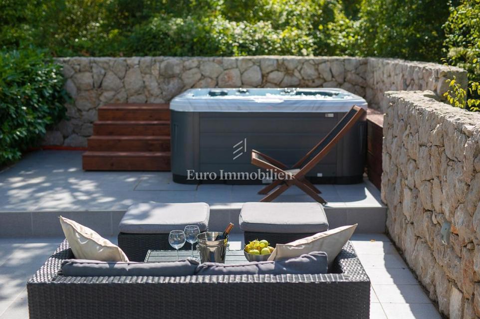 Opremljena samostojna vila z bazenom