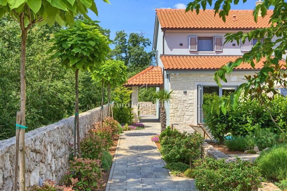 Opremljena samostojna vila z bazenom