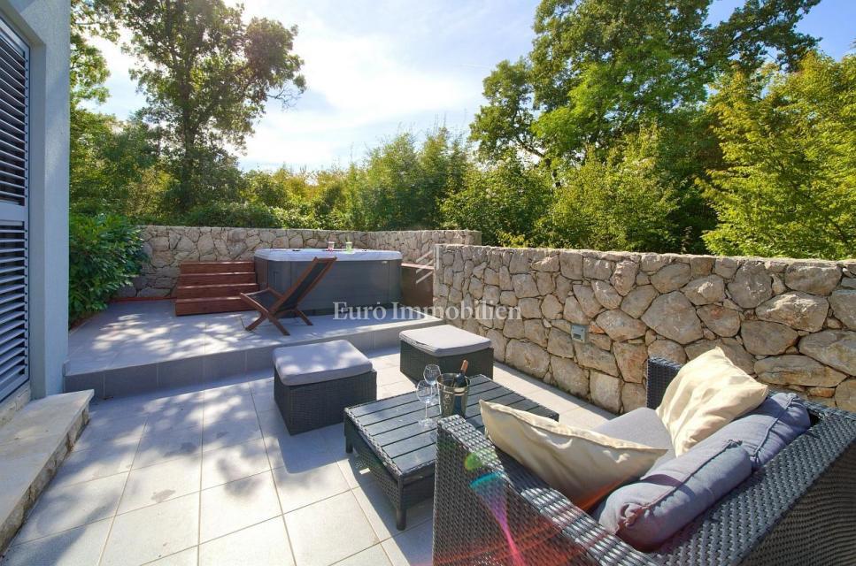 Opremljena samostojna vila z bazenom