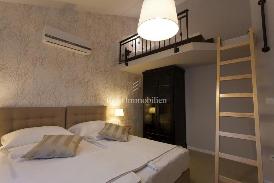 Opremljena samostojna vila z bazenom