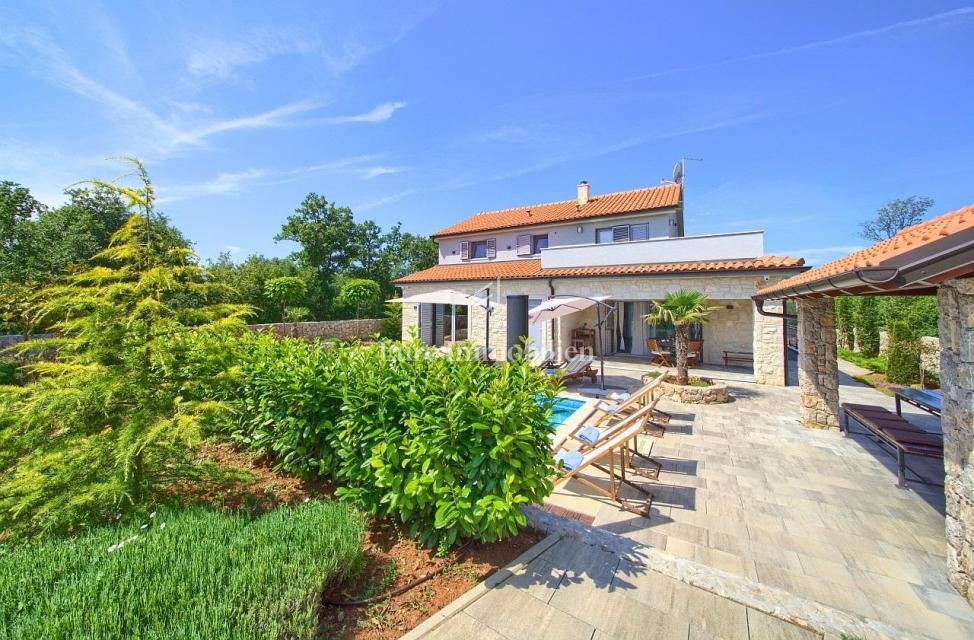 Opremljena samostojna vila z bazenom
