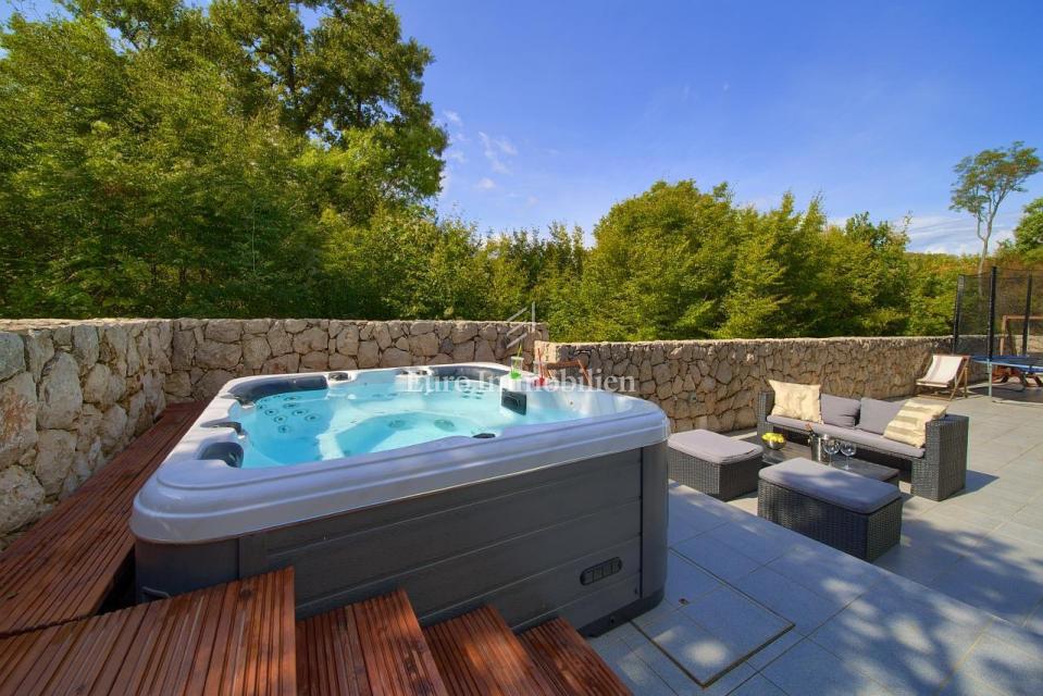 Opremljena samostojna vila z bazenom