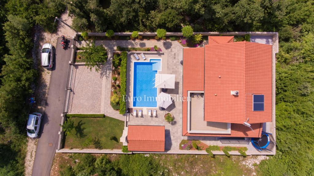 Opremljena samostojna vila z bazenom
