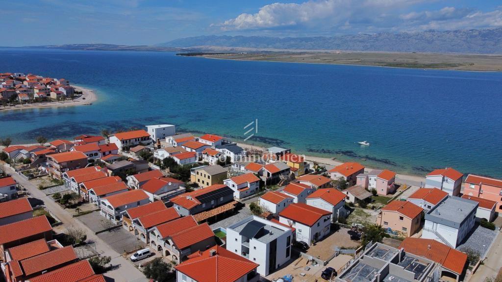 Otok Vir - hiša s šestimi stanovanjskimi enotami 70 m od morja