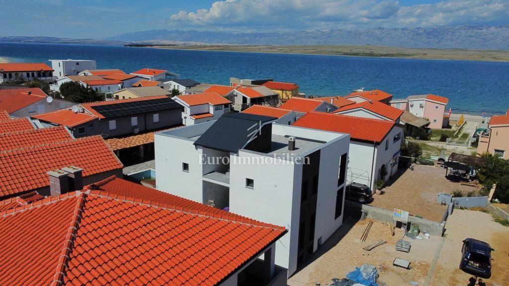 Otok Vir - hiša s šestimi stanovanjskimi enotami 70 m od morja