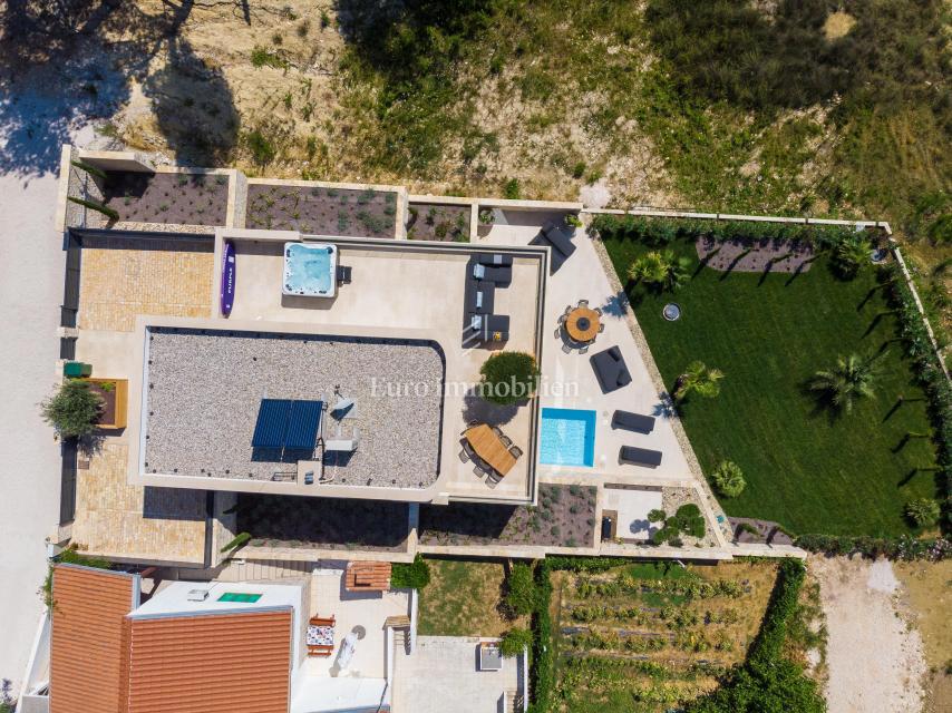 Luksuzna vila v prvi vrsti do morja, Ljubač-Ražanac