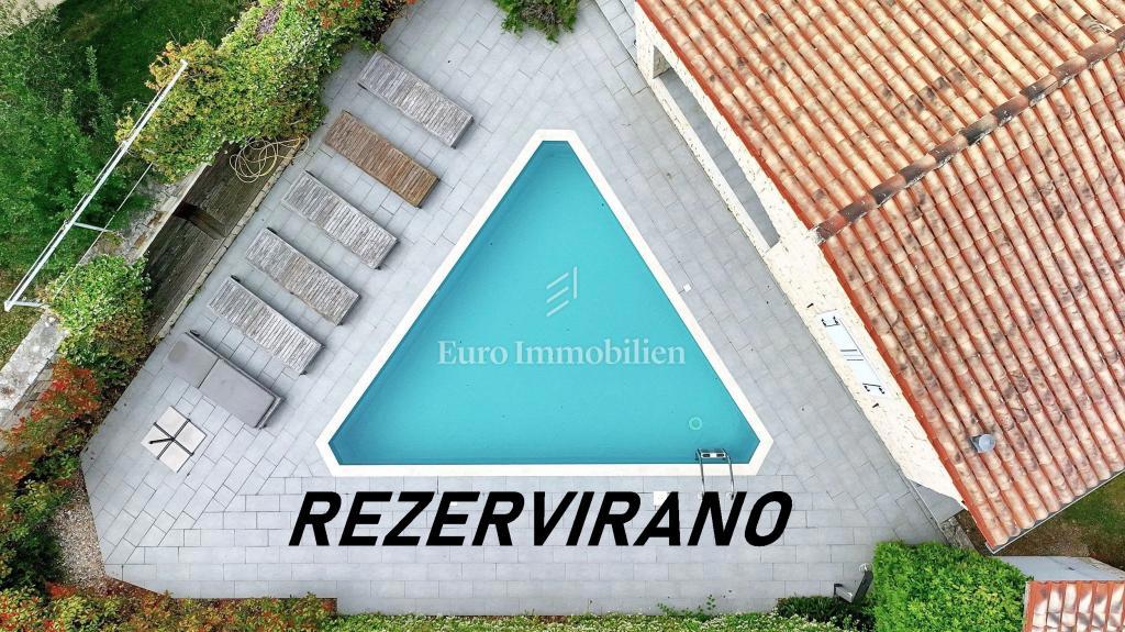 Lepa kamnita hiša z bazenom v bližini Rovinja