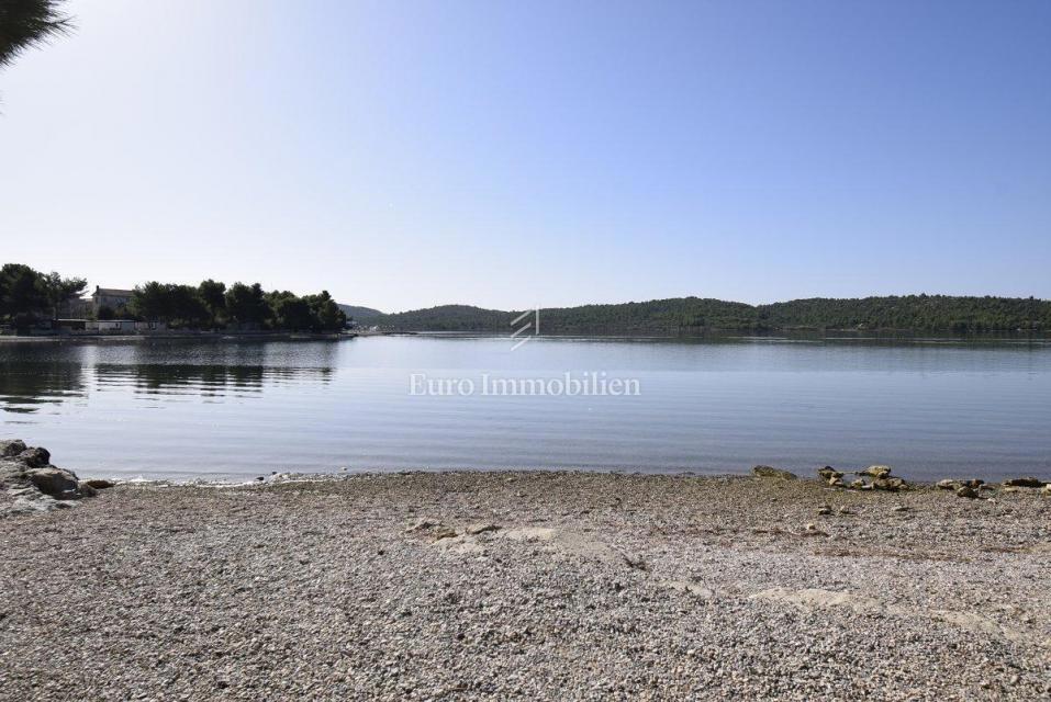 Atraktivno gradbeno zemljišče v bližini plaže - Pirovac