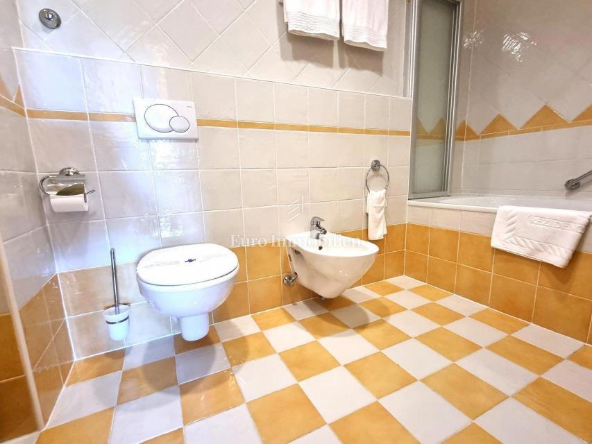 Apartma v visokem pritličju z veliko teraso, 130 m od morja