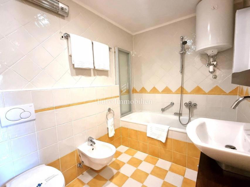 Apartma v visokem pritličju z veliko teraso, 130 m od morja