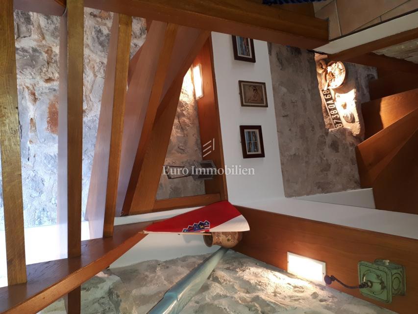 Moderna kamnita hiša v bližini centra - Betina