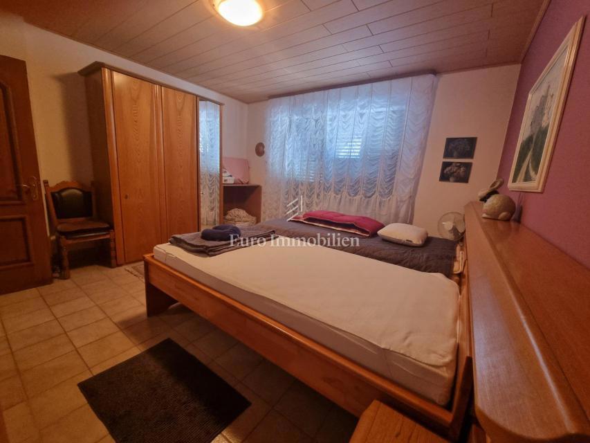 Senj, hiša z dvema apartmajema in garažo