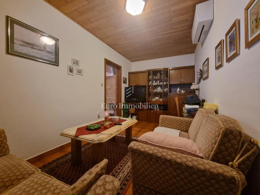 Senj, hiša z dvema apartmajema in garažo