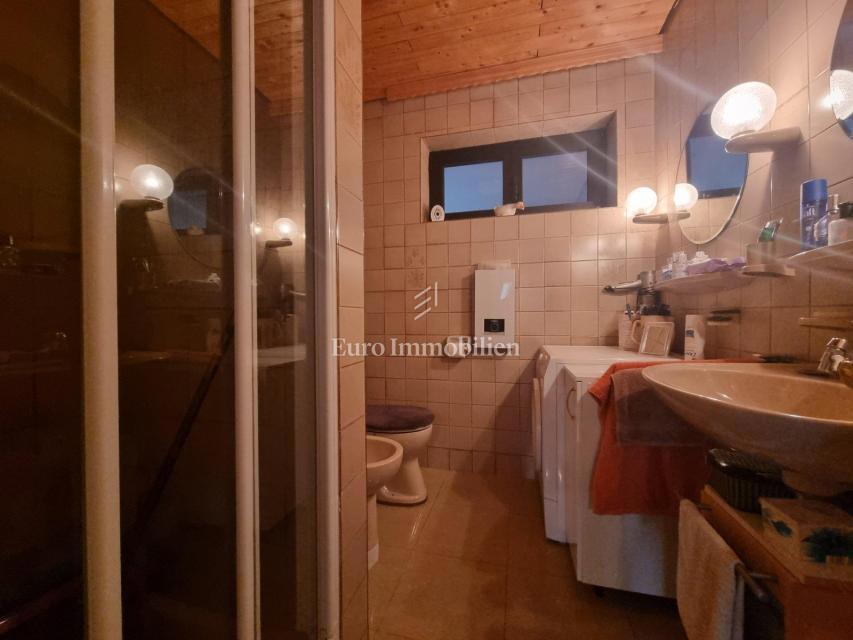 Senj, hiša z dvema apartmajema in garažo