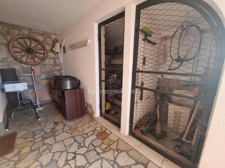 Senj, hiša z dvema apartmajema in garažo