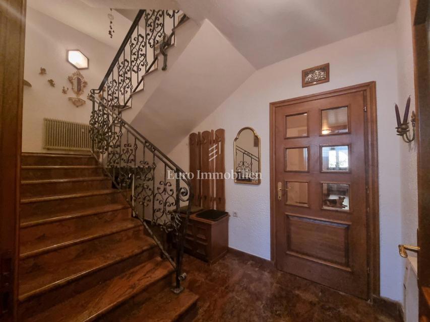 Senj, hiša z dvema apartmajema in garažo