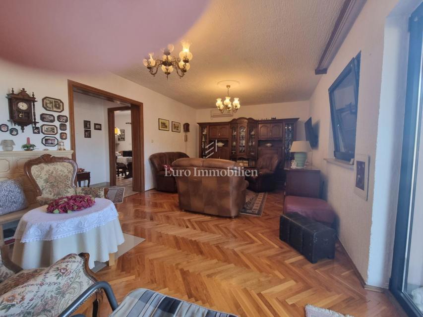 Senj, hiša z dvema apartmajema in garažo