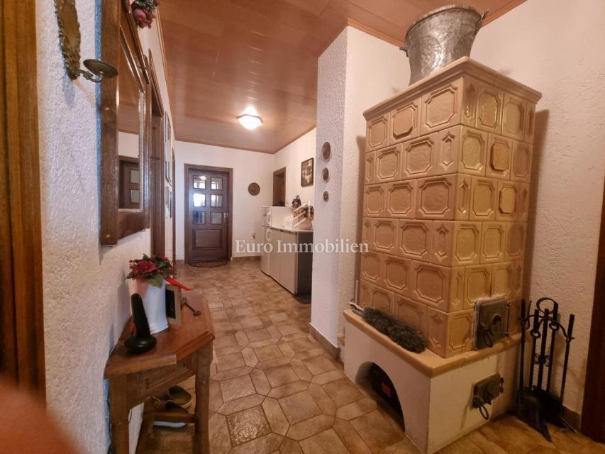 Senj, hiša z dvema apartmajema in garažo