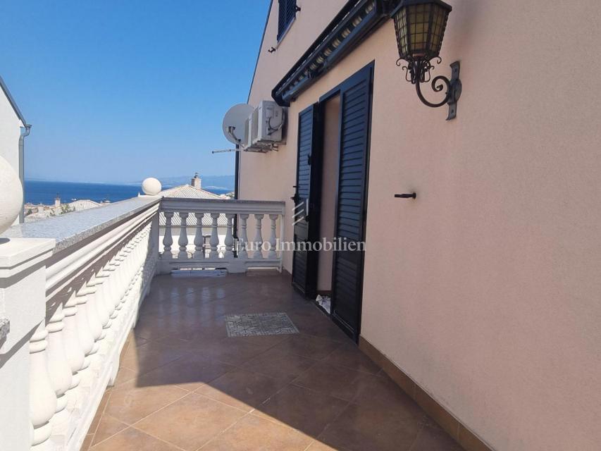 Senj, hiša z dvema apartmajema in garažo