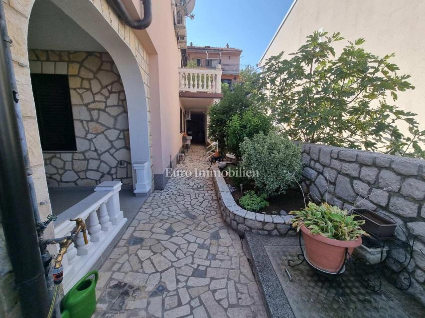 Senj, hiša z dvema apartmajema in garažo