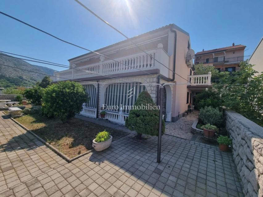 Senj, hiša z dvema apartmajema in garažo
