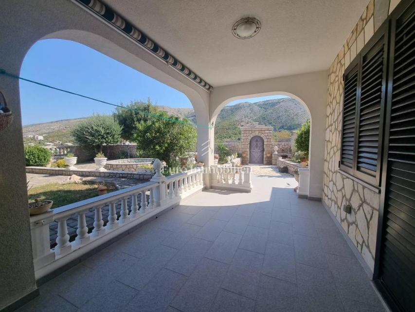 Senj, hiša z dvema apartmajema in garažo