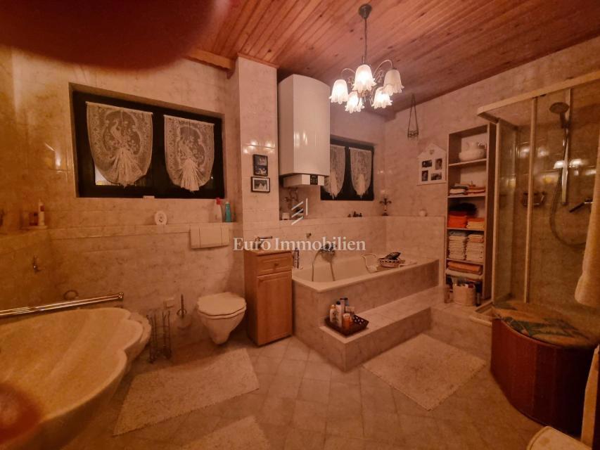 Senj, hiša z dvema apartmajema in garažo
