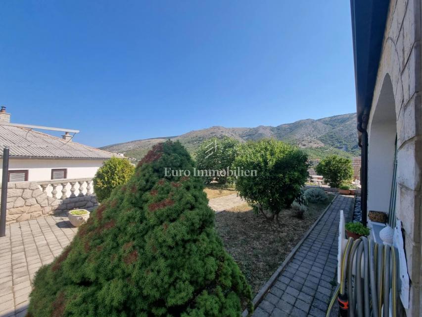 Senj, hiša z dvema apartmajema in garažo