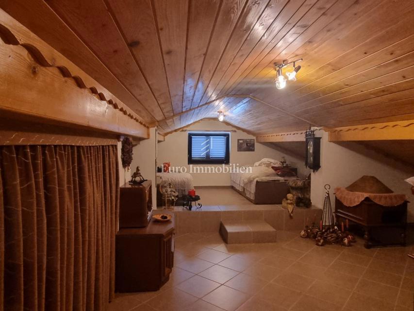 Senj, hiša z dvema apartmajema in garažo