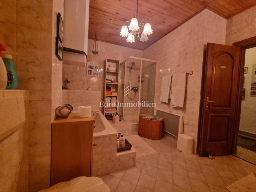 Senj, hiša z dvema apartmajema in garažo