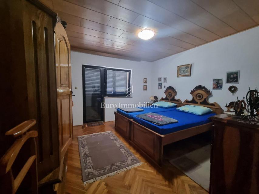 Senj, hiša z dvema apartmajema in garažo