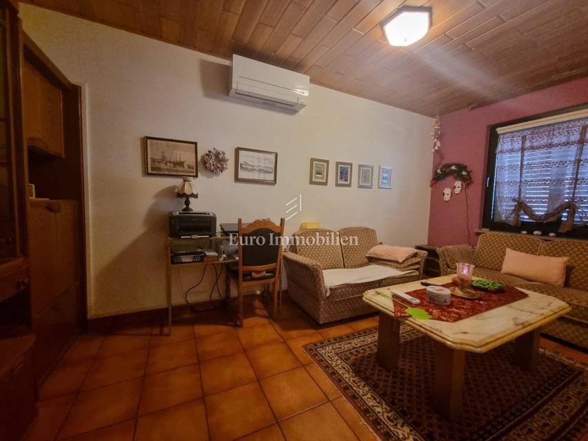 Senj, hiša z dvema apartmajema in garažo
