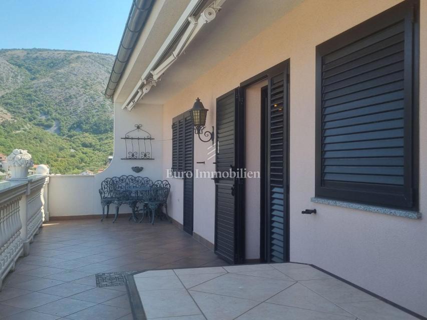 Senj, hiša z dvema apartmajema in garažo