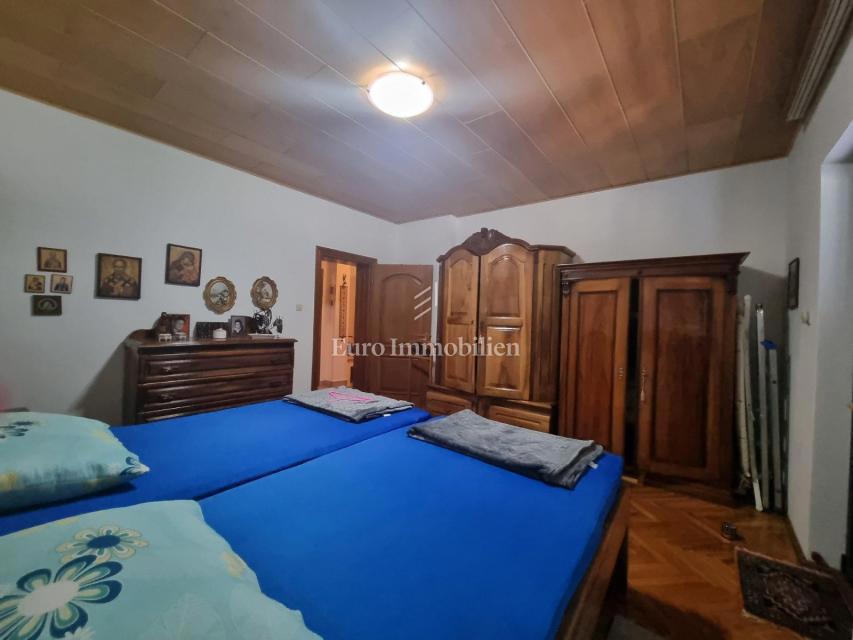 Senj, hiša z dvema apartmajema in garažo