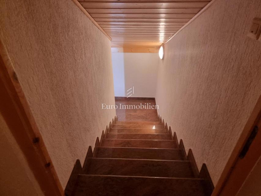 Senj, hiša z dvema apartmajema in garažo